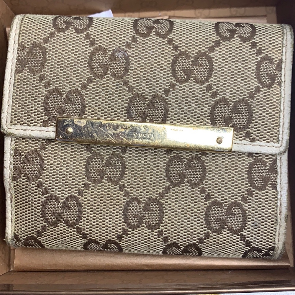 Gucci women wallet.
